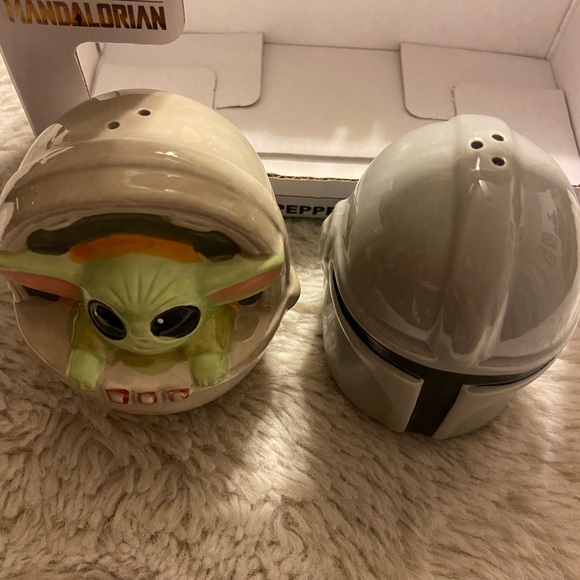 New Disney Star Wars The Mandalorian ceramic salt & pepper shakers - Picture 3 of 6